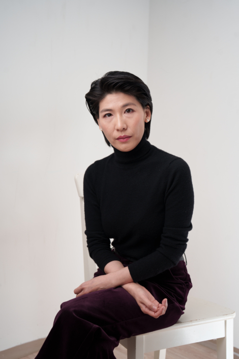 Business Portrait Kelly Wu by AmirKaljikovic Ein professionelles Business Portrait ist mehr als ein schönes Foto. Es ist der erste Eindruck, noch bevor ein Gespräch beginnt. Haltung, Blick und Ausstrahlung entscheiden darüber, ob Vertrauen entsteht. Bei diesem Shooting mit Kelly Wo stand genau das im Fokus: Präsenz, Klarheit und Selbstvertrauen. Reduziertes Styling, ruhige Farben und eine bewusste Körpersprache lassen Raum für Persönlichkeit. Kein Ablenken, kein Überinszenieren – sondern eine authentische, starke Darstellung. Ein gutes Business Portrait zeigt, wofür jemand steht. Es vermittelt Kompetenz, Nahbarkeit und innere Ruhe. Ob für Website, LinkedIn oder Presse – der Eindruck bleibt. Professionell. Selbstbewusst. Zeitlos. Genau so, wie ein Business Portrait wirken soll.