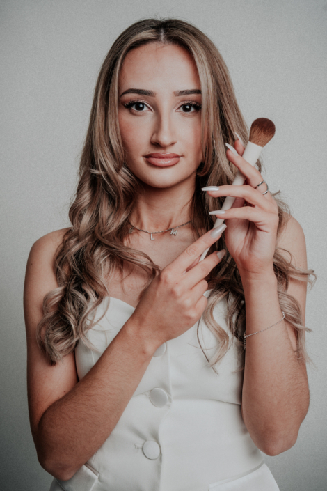 Beauty Shooting – Studio Salzburg Social Media Content Shooting in Salzburg als kreative Kooperation zwischen Fotograf und Billy Makeup Academy. Model: Elma Spahic