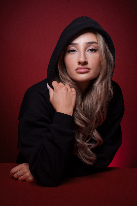 Personal Branding Fotoshooting Billy Makeup Academy – by Amir Kaljikovic Social Media Content Shooting in Salzburg als kreative Kooperation zwischen Fotograf und Billy Makeup Academy. Model: Elma Spahic