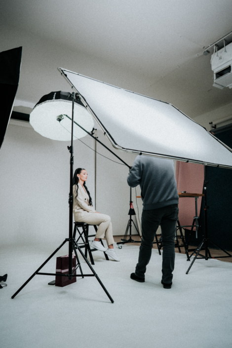 Making Of – Portrait und Social Media Portrait Shooting – Nora & Selina – by Amir Kaljikovic – Make Up by Biljana Nikolic – Billy Makeup Acadamy Making Of - Portrait und Social Media Portrait Shooting - Nora & Selina - by Amir Kaljikovic - Make Up by Biljana Nikolic - Billy Makeup Acadamy