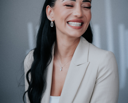 Modernes Portrait mit selbstbewusstem Ausdruck und reduzierter Bildsprache