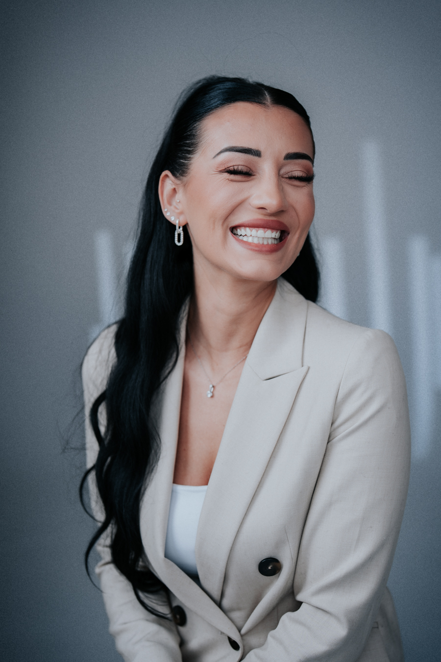 Beauty und Social Media Portrait Shooting - Nora & Selina - by Amir Kaljikovic - Make Up by Biljana Nikolic - Billy Makeup Acadamy Modernes Portrait mit selbstbewusstem Ausdruck und reduzierter Bildsprache