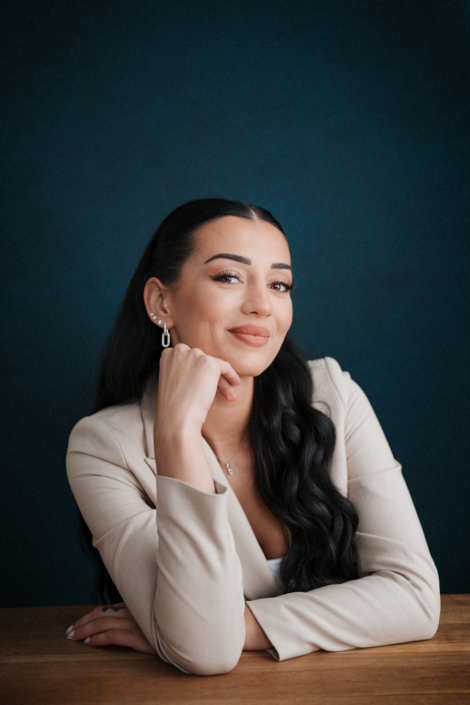 Beauty und Social Media Portrait Shooting – Nora & Selina – by Amir Kaljikovic – Make Up by Biljana Nikolic – Billy Makeup Acadamy Zeitloses Business Portrait mit weichem Licht und harmonischer Bildwirkung