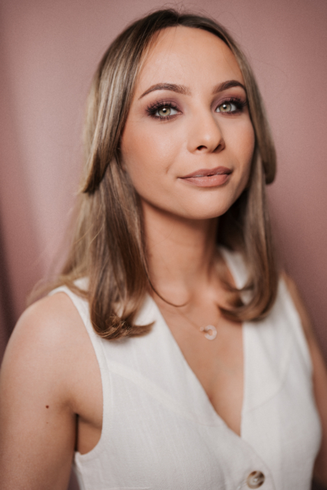 Beauty und Social Media Portrait Shooting – Nora & Selina – by Amir Kaljikovic – Make Up by Biljana Nikolic – Billy Makeup Acadamy Business Portrait mit Fokus auf Augen Ausdruck und natuerlicher Ausstrahlung