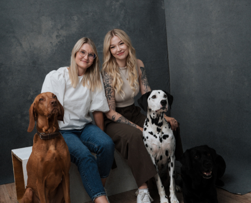 Moderne Business Portraits zweier Unternehmerinnen mit Hund im Studio für Personal Branding