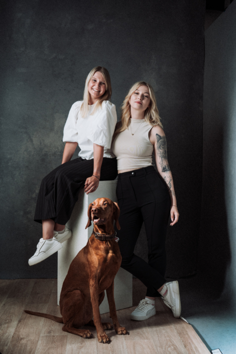 Moderne Business Portraits zweier Unternehmerinnen mit Hund im Studio für Personal Branding